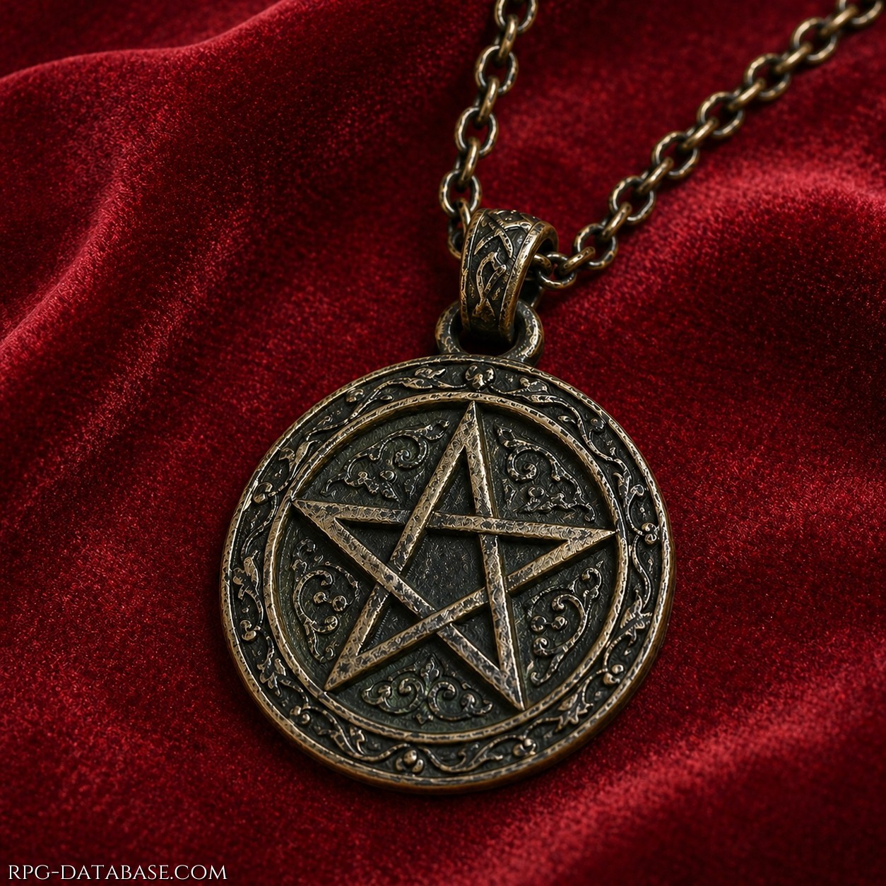 Antico ciondolo in metallo brunito, inciso con un pentacolo finemente lavorato e circondato da eleganti motivi ornamentali. La superficie, segnata dal tempo, racconta una lunga storia, mentre la catena robusta lo completa, donandogli un aspetto solenne e misterioso.
